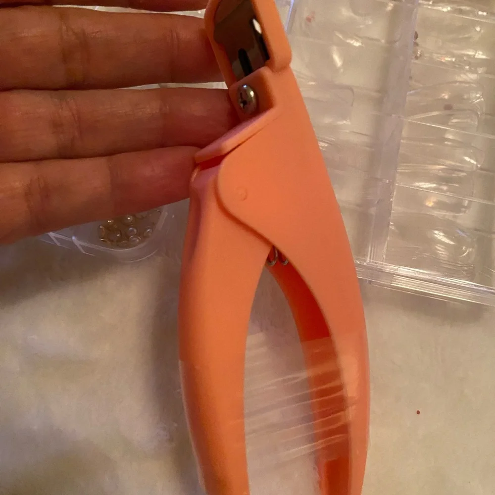 Nail Art Kit with Pink Clipper & fake nails - Picture 6 of 7